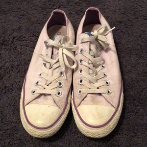 Lavender converse sneaker with blue tongues